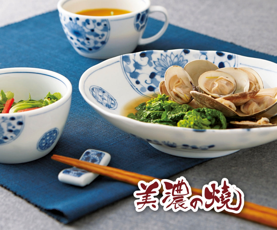 藍色の花模様が描かれた美濃焼の器と食卓